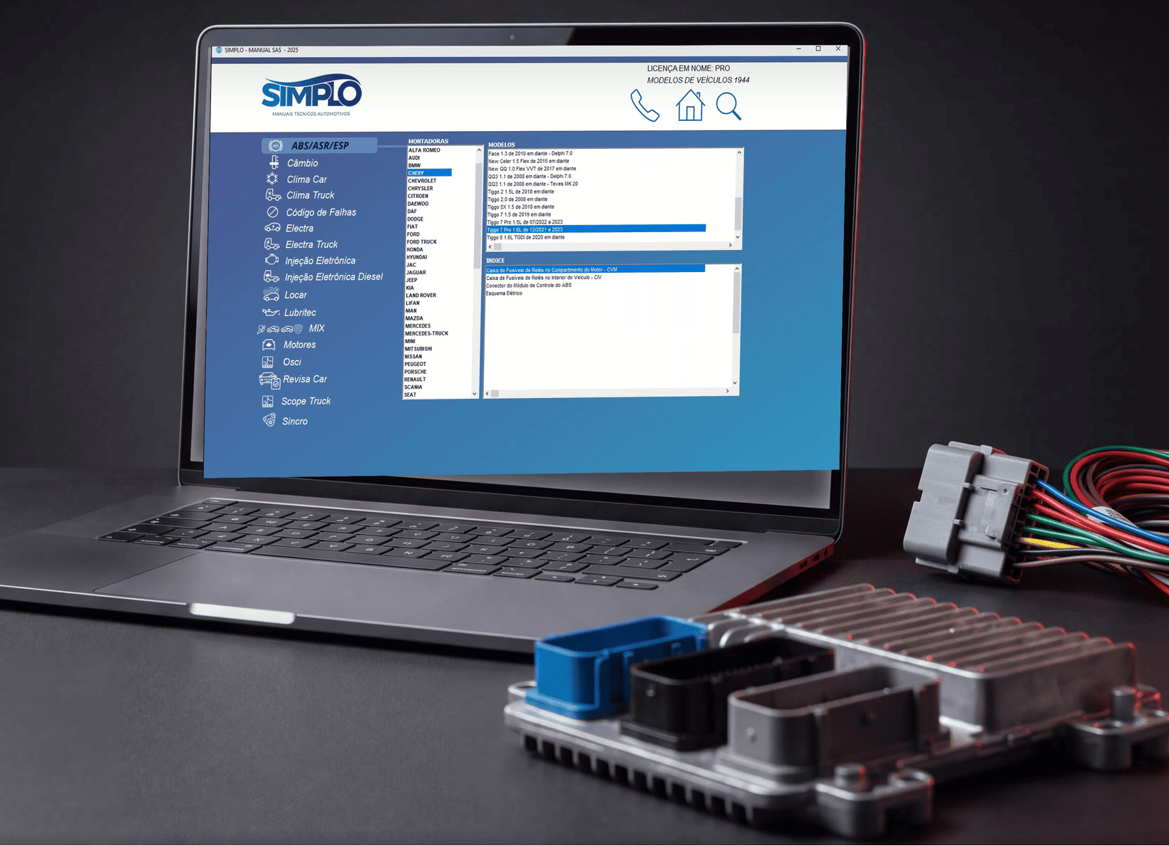SIMPLO 2025 funcionando en una laptop, junto a una centralita ECU y su arnés de conectores